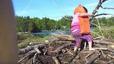 "¡Papa, mira lo qué he encontrado!" Una niña le da un susto de muerte a su padre