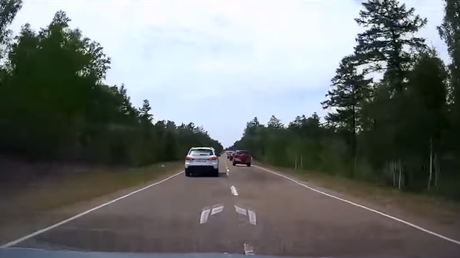 'Problemas con baches… ¿y con la cabeza?': El accidente de un irresponsable conductor 