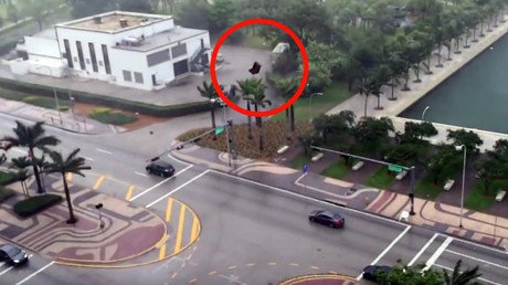 Una lluvia de muebles cae sobre Miami