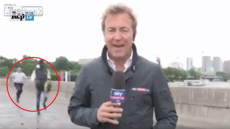 Un ladrón que huye de la policía se exhibe ante las cámaras en plena transmisión en directo