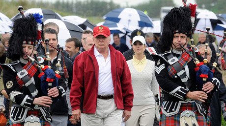 Un pueblo de Escocia recibe a Donald Trump con la bandera mexicana