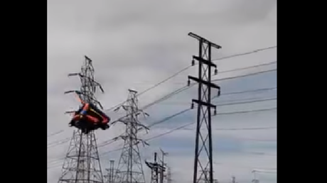 Un castillo saltarín alza el vuelo y termina 'electrocutado'