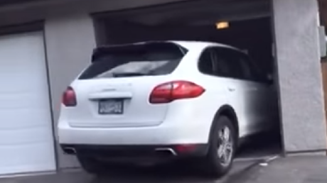 Lecciones de manejo: La manera menos correcta para parquear un Porsche