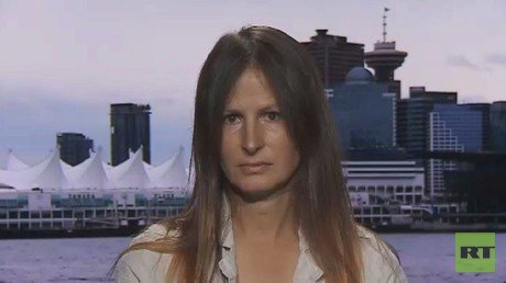 Exmodelo canadiense que luchó con los kurdos a RT: "Turquía apoya al EI, lo sabemos de primera mano"