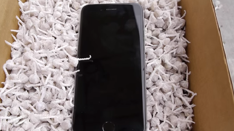 Esto pasa si lanzas tu iPhone desde 30 metros con 2.000 cohetes