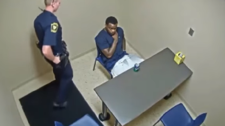 Detenido protagoniza una escena de película en la comisaría