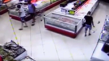 La fuga del siglo: un pez salta del acuario y va a parar a la cesta de un cliente en un supermercado