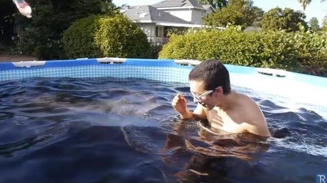 Esto es lo que pasa si tomas un baño con coca-cola