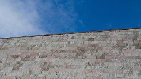 Los vecinos de una isla de Hawái cargan contra el muro de Zuckerberg