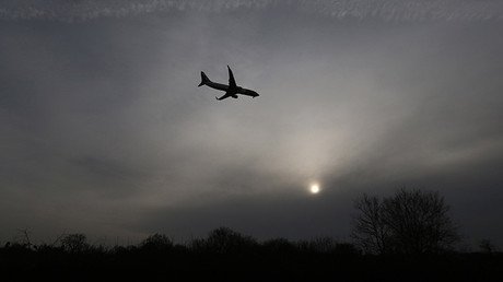 Un avión procedente de Fráncfort es rodeado por la Policía y bomberos al aterrizar en Madrid