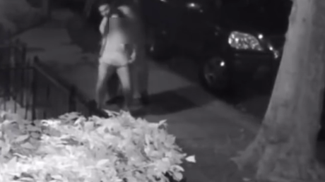 Filman a una mujer luchando con un hombre que intentaba violarla