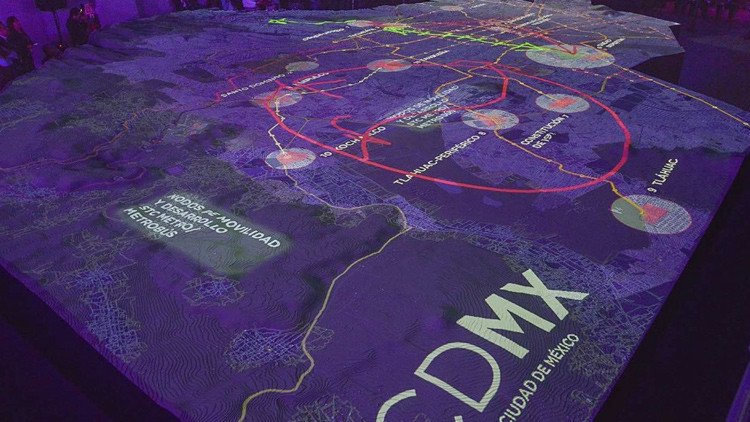 Reparten los polémicos silbatos anti acoso sexual en la capital de México