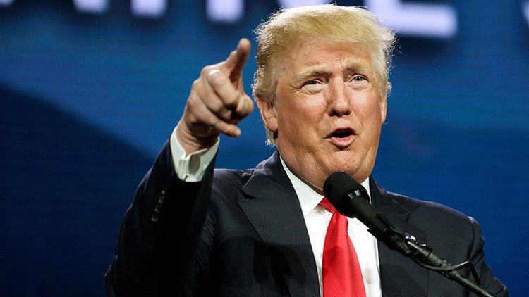 Ni un día sin escándalo: Trump acusado de antisemita por una estrella de David en un 'tuit'