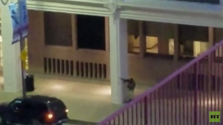 FUERTES IMÁGENES: Sospechoso de Dallas abre fuego con un fusil contra la Policía