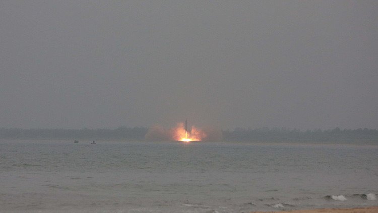 Corea del Norte lanza un misil balístico desde un submarino