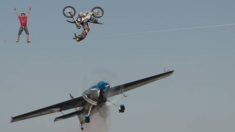 ¡Triple salto mortal! Impresionante acto involucra a un avión, una motocicleta y un equilibrista