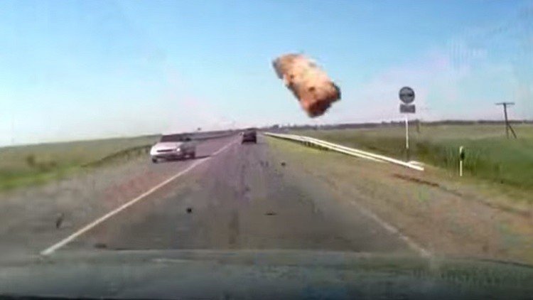 Terrorífico momento en que un ladrillo 'fantasma' rompe el parabrisas y mata a una mujer 