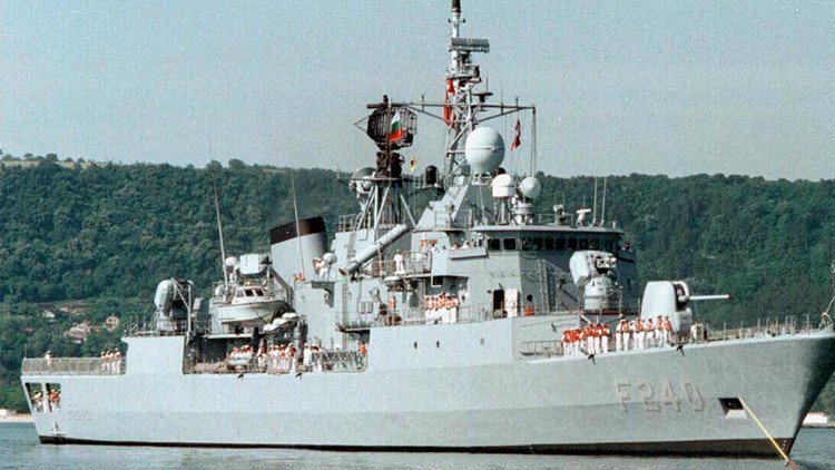 Golpistas secuestran una fragata y toman como rehén al comandante de la Armada turca