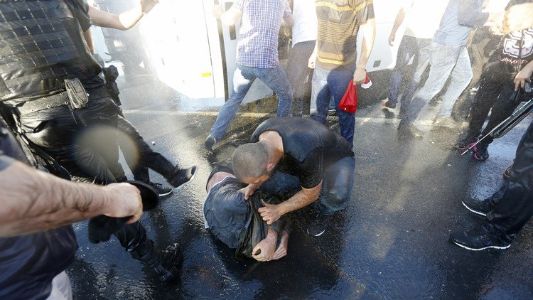 IMÁGENES CHOCANTES: Civiles turcos azotan a los golpistas en el Puente del Bósforo