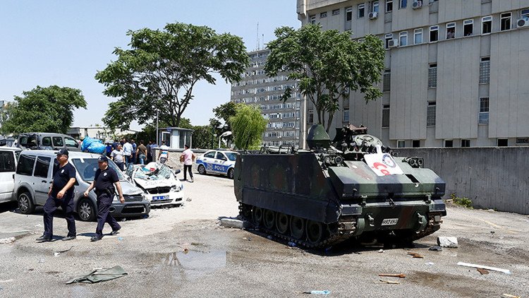 ¡Sin piedad! Tanque arrolla todo a su paso durante intentona golpista en Turquía (VIDEO)