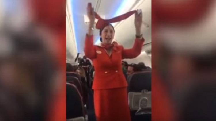 Hinchas de fútbol no dejan hacer su trabajo a una azafata rusa pero la terminan conquistando