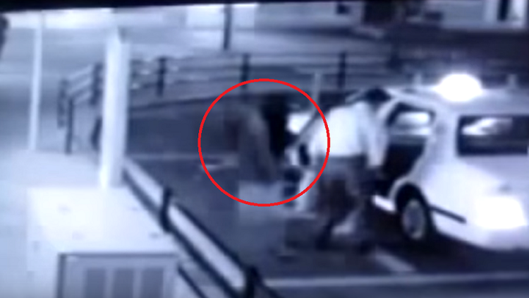 Graban el 'espíritu' de una mujer siguiendo a un hombre y subiéndose con él a un taxi 