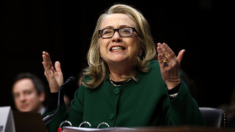 "Clinton distrae a los votantes del juego sucio de su partido con declaraciones sobre Rusia"