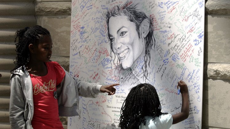 Exmédico de Michael Jackson denuncia que el cantante tenía una extraña obsesión con su hijo