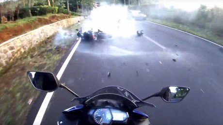 Un motorista evita un accidente fatal tirándose al suelo 