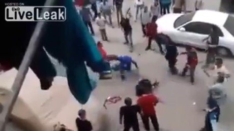 Un vecino salva a una mujer de su marido cuando intentaba decapitarla