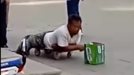 Descubierto: Pedía limosnas a pesar de lo que ocultaba bajos sus pantalones