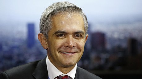 La Red no perdona al alcalde de la Ciudad de México, que finge llegar a un evento en taxi ecológico 