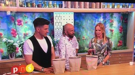 Una presentadora se hiere la mano en directo durante un truco fallido