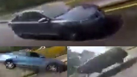 México: Conductor vuelca brutalmente su coche al querer jugar a las carreras con motociclistas