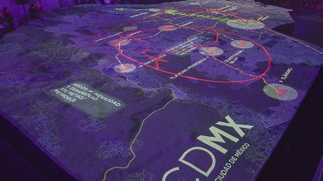 Reparten los polémicos silbatos anti acoso sexual en la capital de México