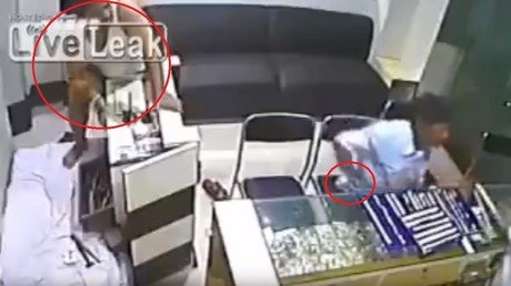 Roba mientras se hace pasar por cliente sin darse cuenta a quien tenía atrás 