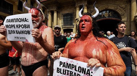 Video: La cuna de los sanfermines 'se baña de sangre' en una protesta antitaurina