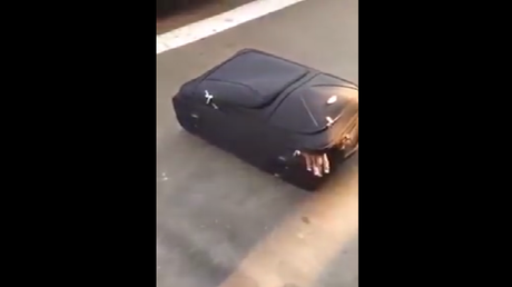 La forma más incómoda de viajar: Inmigrante intenta cruzar la frontera escondido en una maleta