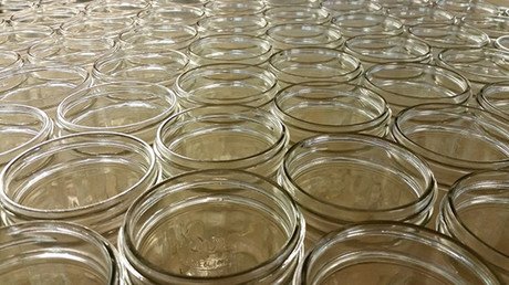 'Cierra los ojos y respira profundo': Un italiano vende aire enlatado en Ibiza