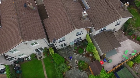 Con la ayuda de un dron libera a una vecina que se había quedado encerrada en el baño