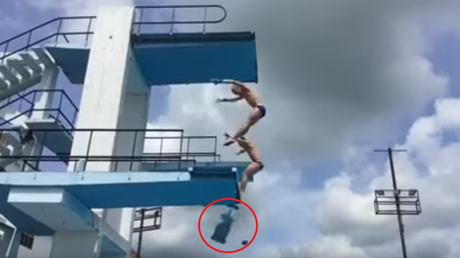 La plataforma de un trampolín colapsa durante un salto olímpico sincronizado