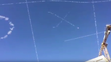 Varios cazas se retan en el cielo para jugar 'tres en raya' 