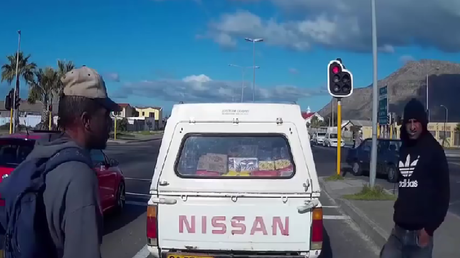 ¡En menos que canta un gallo! Graban un descarado robo a plena luz del día en un cruce peatonal