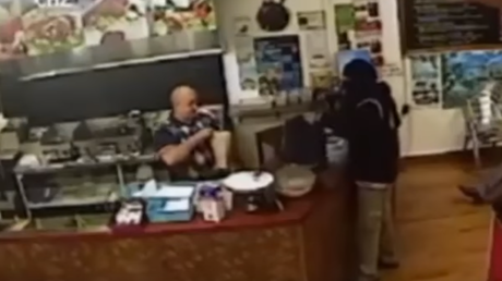 Un ladrón encapuchado y armado no se esperaba que un empleado le hiciera esto