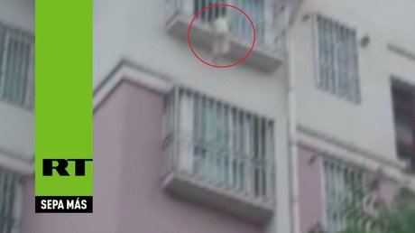 Un anciano salva a un niño que quedó colgado de la cabeza desde un sexto piso 