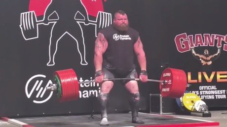 Récord, éxito y drama: Logra levantar 500 kilos y le explotan los vasos sanguíneos de la cabeza