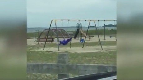 Un columpio que oscila solo atemoriza a una familia