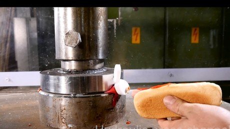 ¿Cómo sacar la última gota de salsa de tomate de la botella? La prensa hidráulica tiene la solución