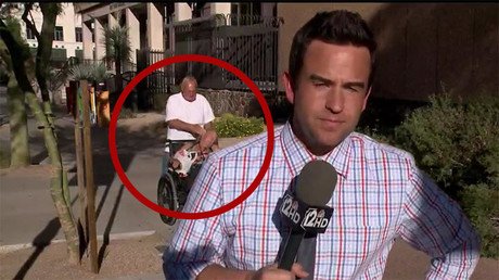 Video: Hacía un reportaje en vivo mientras a sus espaldas pasó esto