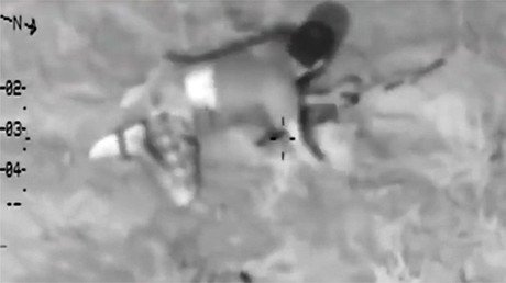 Video: Un terrorista del Estado Islámico causa la risa con su torpe camuflaje